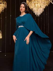 Modelyn Robe aux détails de ceinture à perles élégante avec col rond en strass, asymétrique, en fausse fourrure, pour le printemps et la Saint-Valentin