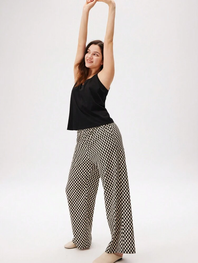 Set pigiama estivo da donna in cotone morbido, composto da canotta nera basic e pantaloni con fantasia. Pantaloni con tasche, adatto come abbigliamento da camera. Set pigiama in cotone a due pezzi, con pantaloncini capri, adatto per la primavera e l'estate.
