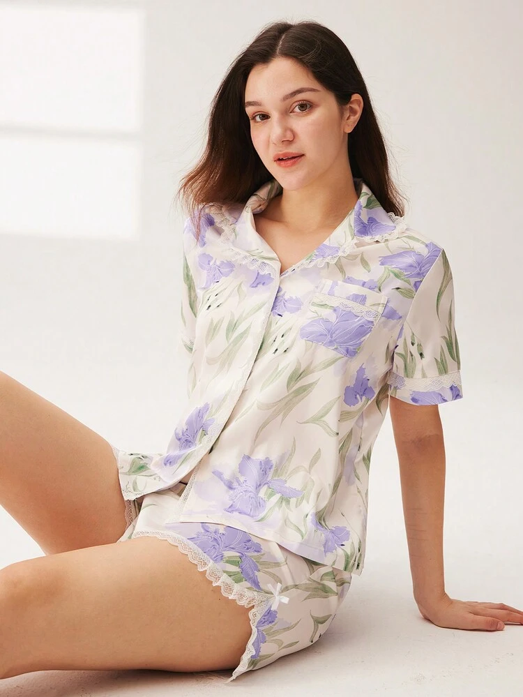 Ensemble de pyjama en satin soyeux avec imprimé floral et garniture en dentelle, Top et short. Pantalon aérien avec poches. Ensemble de loungewear pour femmes, idéal pour le printemps et l'été
