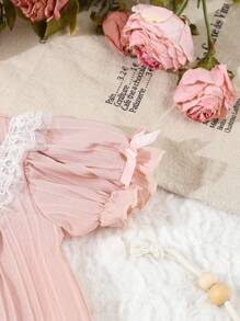 女婴粉色休闲优雅蕾丝肩带、前部蝴蝶结、泡泡袖过膝睡袍家居服 - 粉色 - 查看 6