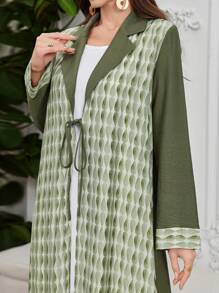 Al Najma Bata larga y suelta con estampado verde de patchwork, solapa y cinturón ajustable para mujer