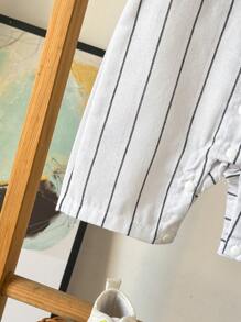 SHEIN 2 stuks peuter baby jongens casual vakantie gestreepte kraag knoop zak romper & hoed set, geschikt voor dagelijks gebruik, vakantie, sport (3M-24M)