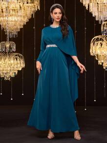 Modelyn Robe aux détails de ceinture à perles élégante avec col rond en strass, asymétrique, en fausse fourrure, pour le printemps et la Saint-Valentin