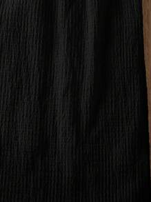 SHEIN 年轻女孩休闲时尚梭织纹理面料流苏下摆挂脖连衣裙。梭织纹理面料为连衣裙增添了高品质的感觉和优雅的设计。流苏下摆设计增添了动感和优雅的感觉，展现了年轻女孩的活泼个性。挂脖设计增添了休闲感，适合春夏穿着，适合各种场合，优雅时尚，打造清新时尚的整体造型，展现年轻女孩的独特魅力。 - 黑色 - 查看 5