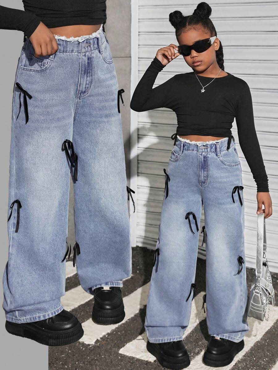 SHEIN Jeans ample à jambe droite avec lavage vintage, moustaches de chat et décorations de patchwork et nœud papillon effiloché pour filles pré-adolescentes. Style polyvalent pour le retour à l'école au printemps/été, tenue de rue d'été, plage, boho, concert, festival rave, remise des diplômes - Jean clair - Voir 1
