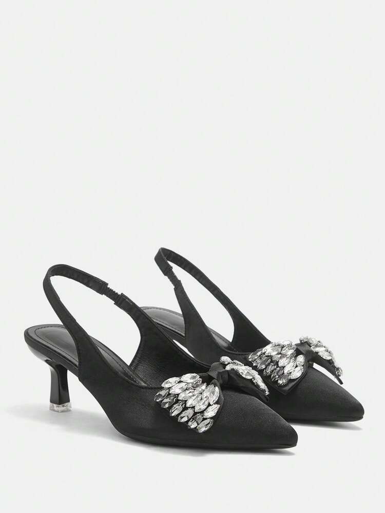 CUCCOO CURVES プラスサイズ ワイドフィット尖塔ハイヒール、エレガントなちょう結び3Dフラワーデコレーションミュール、ブラックサテンリアストラップサンダル、オールシーズン使用可能