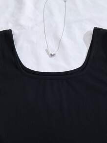 SHEIN Teenager Mädchen Schwarz Tank Top + Khaki Blätter Muster Loose Shorts 2-teiliger Anzug, Urlaubsstil geeignet für den Sommer