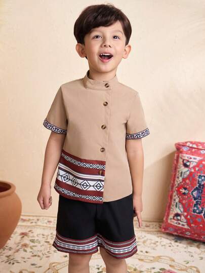 SHEIN 年轻男孩国庆节 Abaya Kaftan Jalabiya 束腰外衣，斋月斋月传统图案印花拼色短袖开襟衬衫 + 黑色短裤 2 件套，朴素时尚，适合各种场合