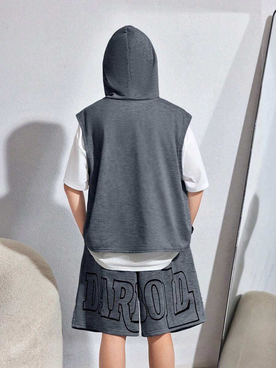 SHEIN Tween Boy 韩国可爱休闲贴花连帽衫、纯色背心和短裤三件套、宽松圆领短袖 T 恤 - 深灰色 - 查看 1