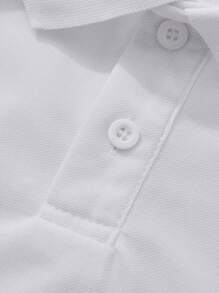 Manfinity Homme 男士休闲日常和商务通勤风格，经典黑、白、红拼色短袖高尔夫 Polo 衫，带纽扣门襟，适合情侣搭配、周年纪念日、情人节、新年和节日派对。非常适合作为送给男朋友或丈夫的礼物 - 白色 - 查看 4