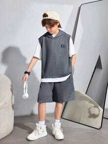 SHEIN Tween Boy 韩国可爱休闲贴花连帽衫、纯色背心和短裤三件套、宽松圆领短袖 T 恤 - 深灰色 - 查看 7