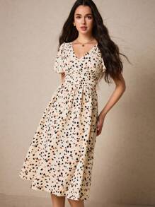 Poéselle 女士夏季度假风格全花卉印花 V 领荷叶边短袖长裙、超长茶歇裙、Cottagecore Bridgerton - 杏色 - 查看 1