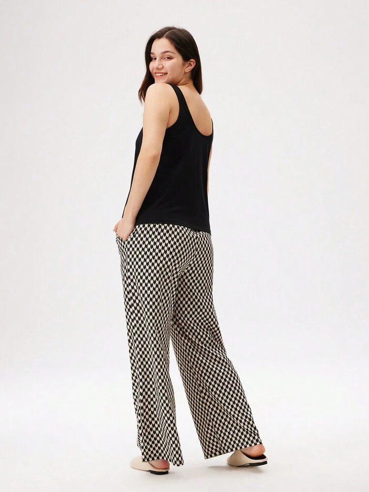 Set pigiama estivo da donna in cotone morbido, composto da canotta nera basic e pantaloni con fantasia. Pantaloni con tasche, adatto come abbigliamento da camera. Set pigiama in cotone a due pezzi, con pantaloncini capri, adatto per la primavera e l'estate.