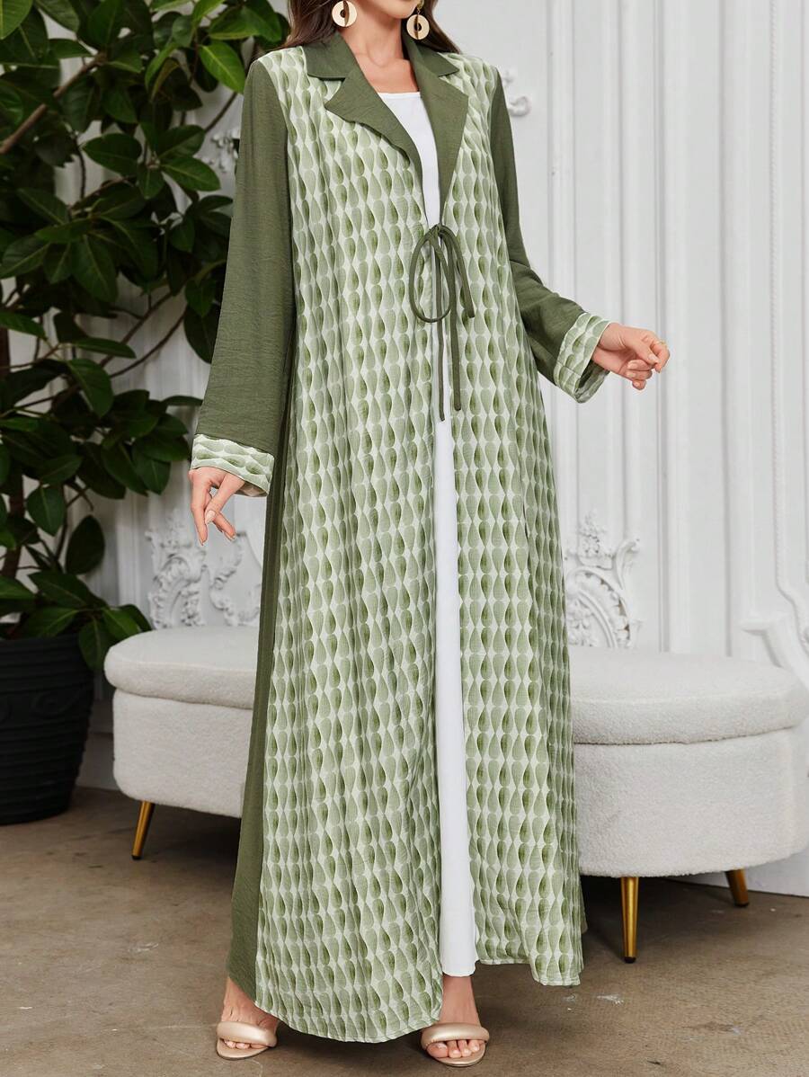 Al Najma Bata larga y suelta con estampado verde de patchwork, solapa y cinturón ajustable para mujer