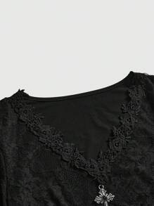 ROMWE Goth 哥特式性感分层蕾丝V领喇叭袖上衣，适合情人节约会 - 黑色 - 查看 4