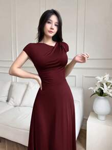 Modelyn 女士优雅纯色不对称领口酒红色连衣裙 - 酒紅色 - 查看 4