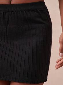 SHEIN Unity تنورة قصيرة ربيعية ناعمة من الأكريليك المحبوك بحاشية حرف L، مناسبة لحفلات الصيف والأزياء اليومية المريحة للسيدات