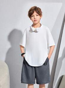SHEIN Tween Boy 韩国可爱休闲贴花连帽衫、纯色背心和短裤三件套、宽松圆领短袖 T 恤 - 深灰色 - 查看 6