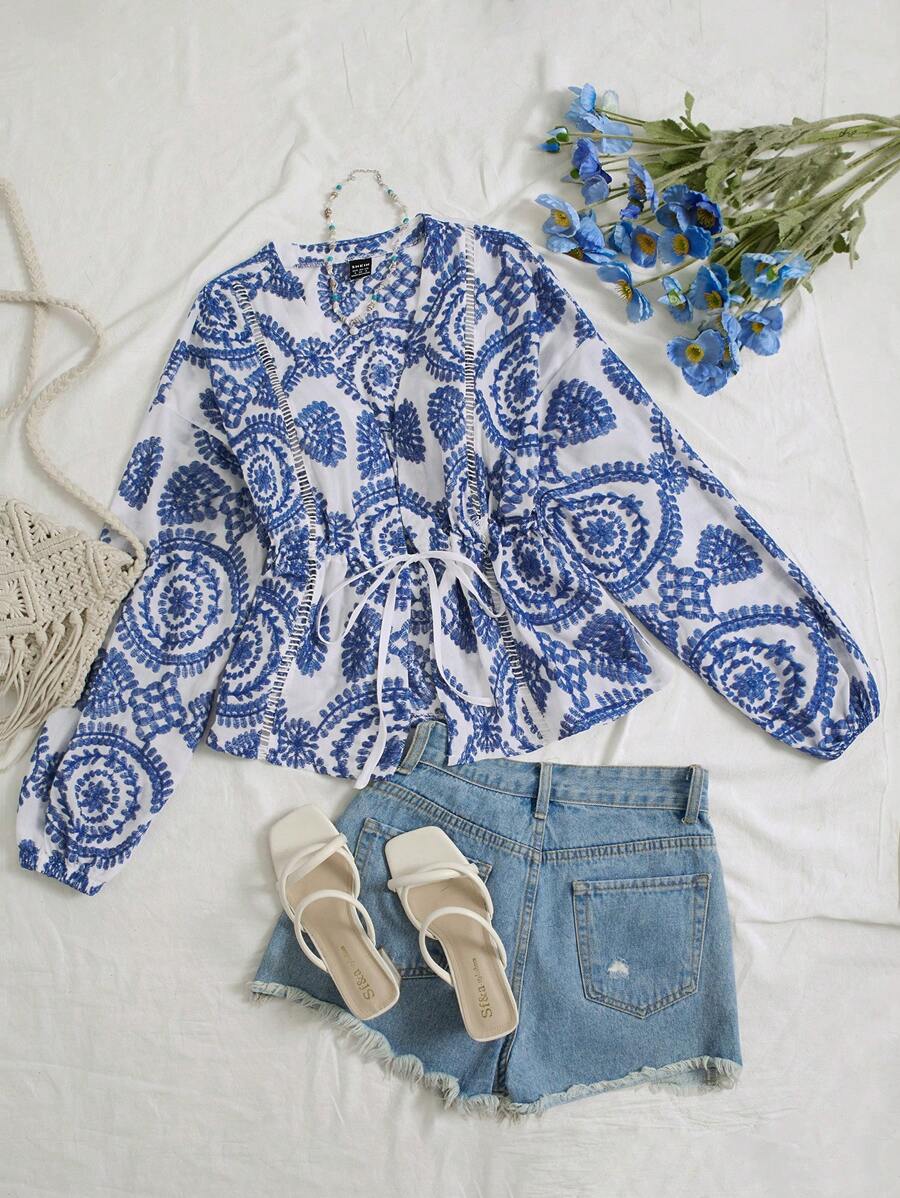 SHEIN Unity 度假风格蓝色棉质刺绣镂空花卉蕾丝拼接 V 领收腰系带袖口休闲优雅修身衬衫 - 藍色 - 查看 1