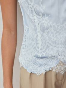 MOTF STUDIO BLUSA SEM MANGAS COM RENDA CONTRASTANTE - Azul e Branco - Visão 2