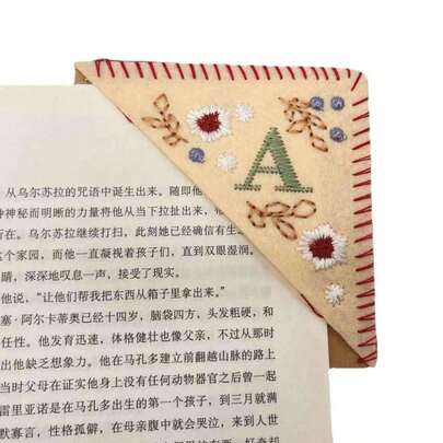1 件，个性化手工刺绣角书签，26 个字母手工缝制毡角字母书签，可爱的花朵刺绣书签，适合读书爱好者有意义的礼物，回到学校，