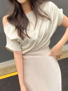 DAZY Women's Elegant Commuter Solid Color Asymmetric Shoulder Fitted T-Shirt - Beige - View 3