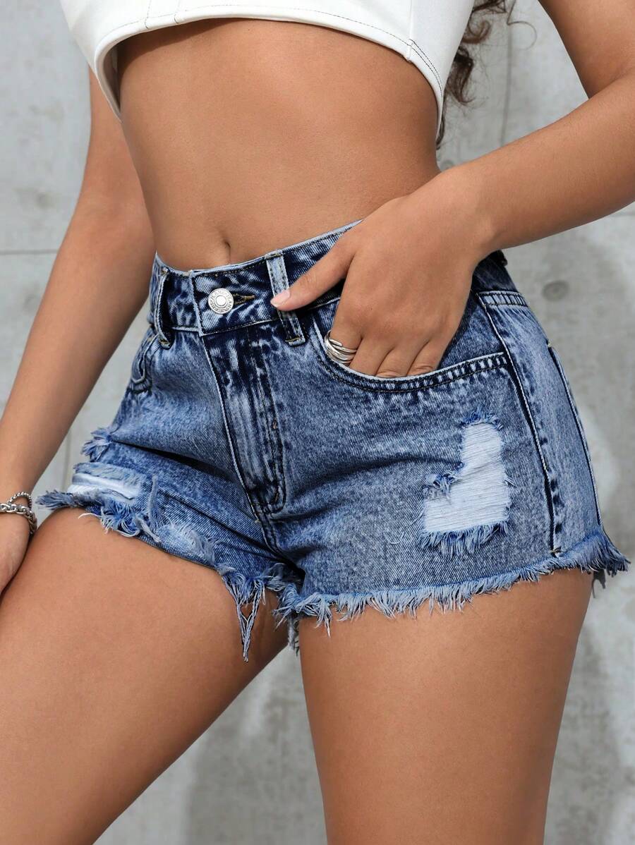 SHEIN PETITE 女式口袋做旧毛边休闲牛仔短裤 - 中等水洗藍 - 查看 1