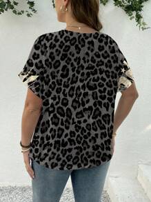 SHEIN LUNE Áo thun tay ngắn cổ chữ V họa tiết da báo và môi đỏ cỡ lớn cho nữ, phù hợp cho mùa hè - trắng - Xem 2