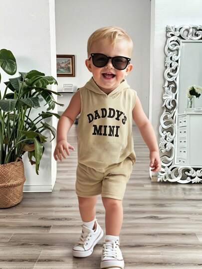SHEIN Playful Pals 男婴 1 岁婴儿杏色无袖连帽上衣和短裤套装，可爱的“爸爸的迷你”设计，适合婴儿在所有夏季场合穿着