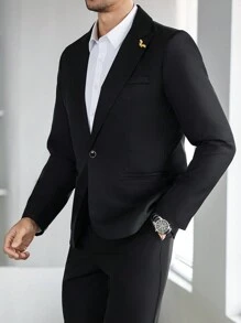 Manfinity Bizformal 这款男士商务通勤INS西装外套采用时尚黑色面料，领口饰有金色雄鹰刺绣图案。这款外套用途广泛，既适合日常穿着，也适合婚礼、情人节和新年等特殊场合。它完美融合了商务与时尚，展现成熟男士的优雅与精致。