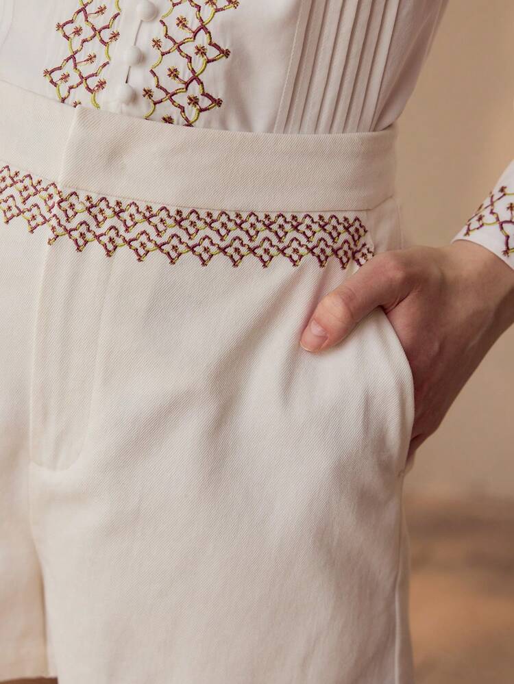 PANTALONES CORTOS A MEDIDA CON BORDADO FLORAL