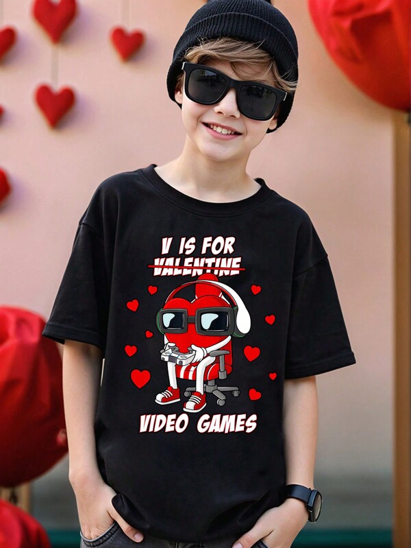 SHEIN Camiseta de manga corta para niños de Día de San Valentín con diseño informal, creativo de auriculares y calavera, con estampado en forma de corazón y eslogan