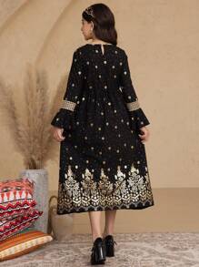 SHEIN Vestido de manga larga con escote en V y dobladillo con estampado floral de lámina de oro para niñas - Negro - Ver 3