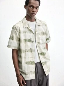 Maija Camisa Social Masculina Novidade do Verão 2025, com Estampa Tie-Dye Listrada, Ajuste Folgado Regular, Cor Sólida, Gola Padre, Abotoamento Único, Bolso, Versátil para Uso Diário, Encontros, Passeios, Férias, Ideal para o Dia dos Namorados
