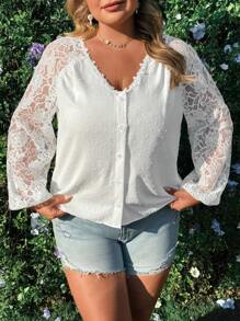 Flirla بلوزة حريمي موديل غير رسمي أنيق للعطلات والحفلات مصنوعة من تريكو باتشورك بأكمام طويلة وياقة V مع أزرار بمقاسات كبيرة - أبيض - مشاهدة 4