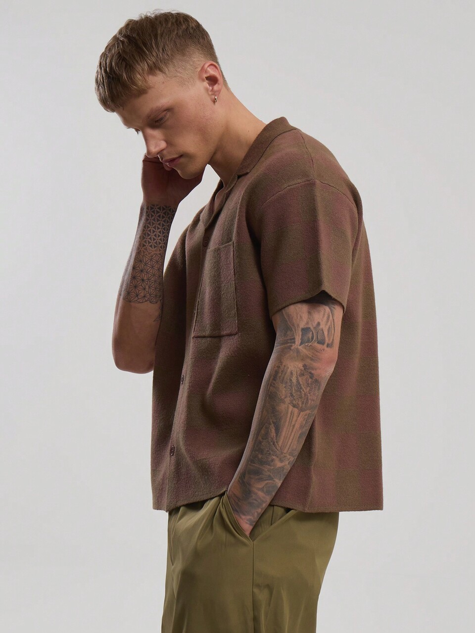 Camicia a maniche corte con colletto alla coreana, a tutta fantasia a quadri, in maglia, con bottoni, essenziale per la primavera e l'estate