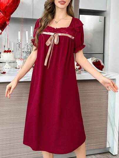 Camisón suelto de mujer con cuello cuadrado de encaje parche, decoración de lazo de satén y mangas cortas