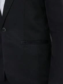 Manfinity Bizformal 这款男士商务通勤INS西装外套采用时尚黑色面料，领口饰有金色雄鹰刺绣图案。这款外套用途广泛，既适合日常穿着，也适合婚礼、情人节和新年等特殊场合。它完美融合了商务与时尚，展现成熟男士的优雅与精致。