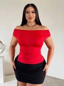 SHEIN SXY Camiseta roja ajustado de mujer de talla grande con hombros descubiertos y decoración de hebilla metálica