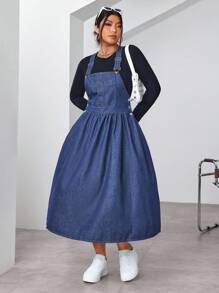 SHEIN EZwear Vestido vaquero informal de talla grande con tirantes anchos, bolsillos con botones y diseño sencillo