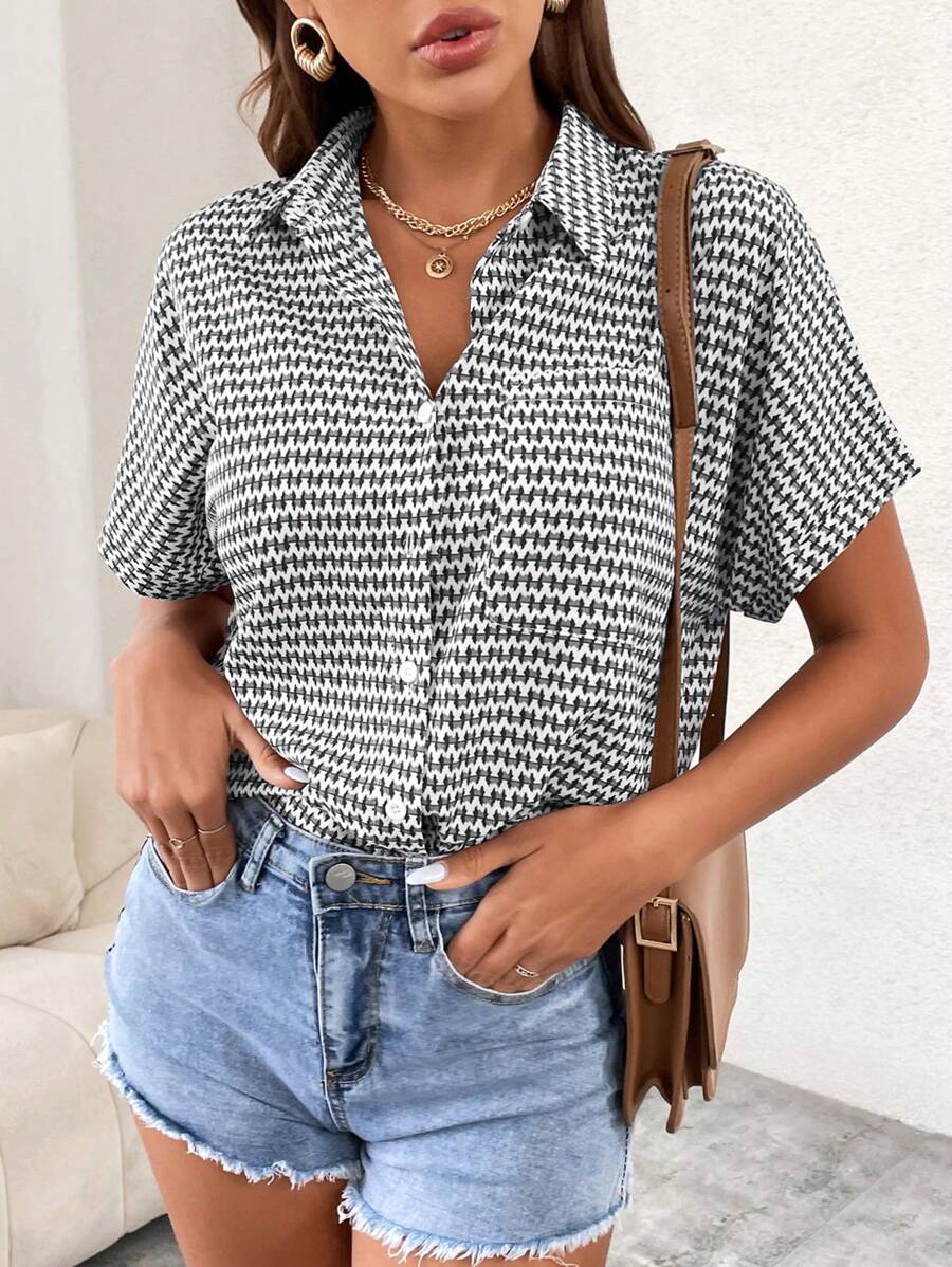 SHEIN Frenchy 女士休闲前扣短袖上衣，简约日常穿着 - 淺灰色 - 查看 1