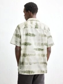 Maija Camisa Social Masculina Novidade do Verão 2025, com Estampa Tie-Dye Listrada, Ajuste Folgado Regular, Cor Sólida, Gola Padre, Abotoamento Único, Bolso, Versátil para Uso Diário, Encontros, Passeios, Férias, Ideal para o Dia dos Namorados