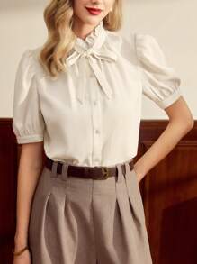 Vintamour Camisa elegante vintage para mujer, con cuello pequeño de pie ajustado con detalles de parche de volantes y lazo, top refinado para oficina, atuendo de vacaciones, atuendo de verano para mujer, camisas para mujer, blusa blanca de verano, ropa casual de negocios, atuendo de cumpleaños para mujer, vestido de invitada de boda, blusas de salida para mujer, camisetas de verano para mujer, camisa blanca de iglesia, ropa de verano para mujer, blusas bonitas, atuendo de crucero, ropa de oficina para mujer