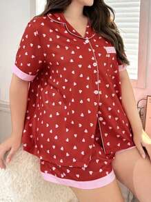 Conjunto de pijama de talla grande con bloque de color e impresión de corazón, con cuello de solapa y mangas cortas