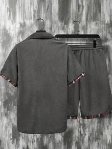 Manfinity Homme Set da uomo composto da 2 pezzi: camicia a maniche corte in velluto a coste con patchwork a quadri, abbinata a pantaloncini. Perfetto come regalo per il fidanzato o il marito. Camicia casual estiva da uomo in velluto a coste con motivo patchwork e contrasti di colore, adatta per l'abbigliamento estivo.