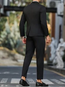 Manfinity Bizformal 男士商务通勤套装，采用缺口翻领设计的黑色西装套装，适合商务宴会、婚礼和日常工作等各种场合。这款西装是送给男朋友或老公的绝佳礼物。男士纯色西装套装：上衣和裤子，简约时尚休闲日常穿着，男士正装西装，男士正装西装，男士休闲西装，男士两件套西装 - 黑色 - 查看 5
