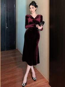 DAZY 纯色丝绒V领鱼尾中长连衣裙，适合女士约会、春节、情人节、舞会、正式场合、秋季、圣诞节等场合穿着。红色女士连衣裙，圣诞节优雅女士连衣裙。