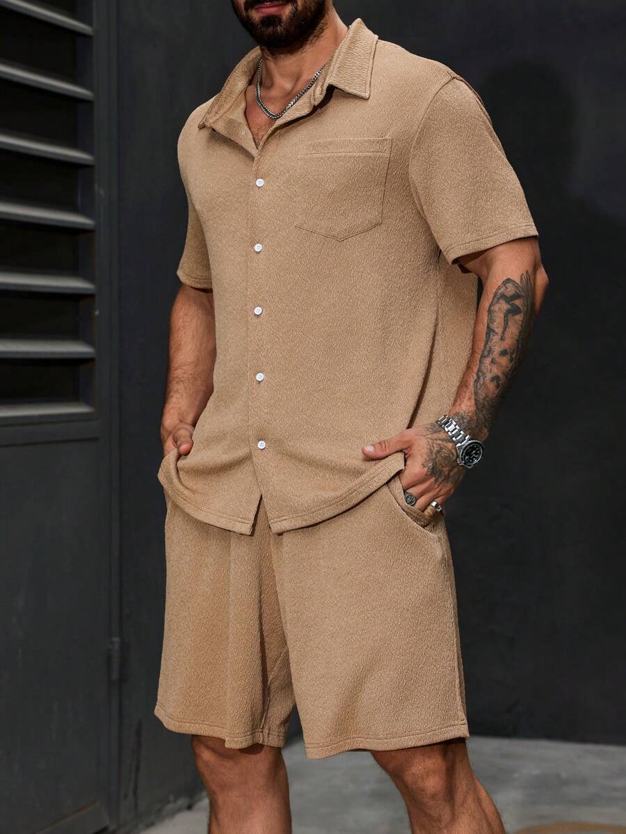 Manfinity CasualCool 1 套大码男士衬衫和短裤，休闲简约时尚，适合日常穿着 - 卡其色 - 查看 1
