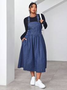 SHEIN EZwear Vestido vaquero informal de talla grande con tirantes anchos, bolsillos con botones y diseño sencillo