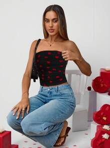 SHEIN Essnce Top tube pour femmes pour la Saint-Valentin, avec imprimé cœur tout-sur-tout et détail froncé, Top tube à imprimé cœur rouge, Top plissé, Top ajusté, Top de sortie, nouvelle collection Printemps/Été 2025